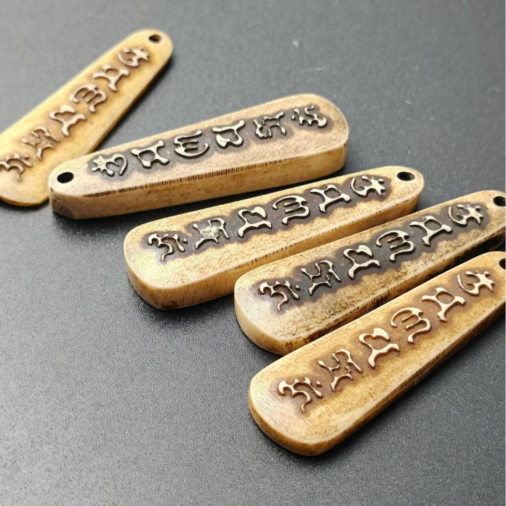 Antike Anhängerkette aus geschnitztem Yakknochen - Sechs-Silben-Mantra, 5,2 cm x 1,5 cm