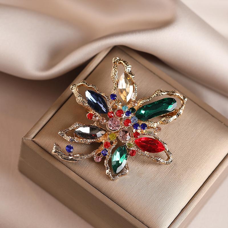 

A Light Luxury and High-end Diamond-encrusted Floral Brooch, A Women s Niche Design Accessory Pin for A Suit Jacket