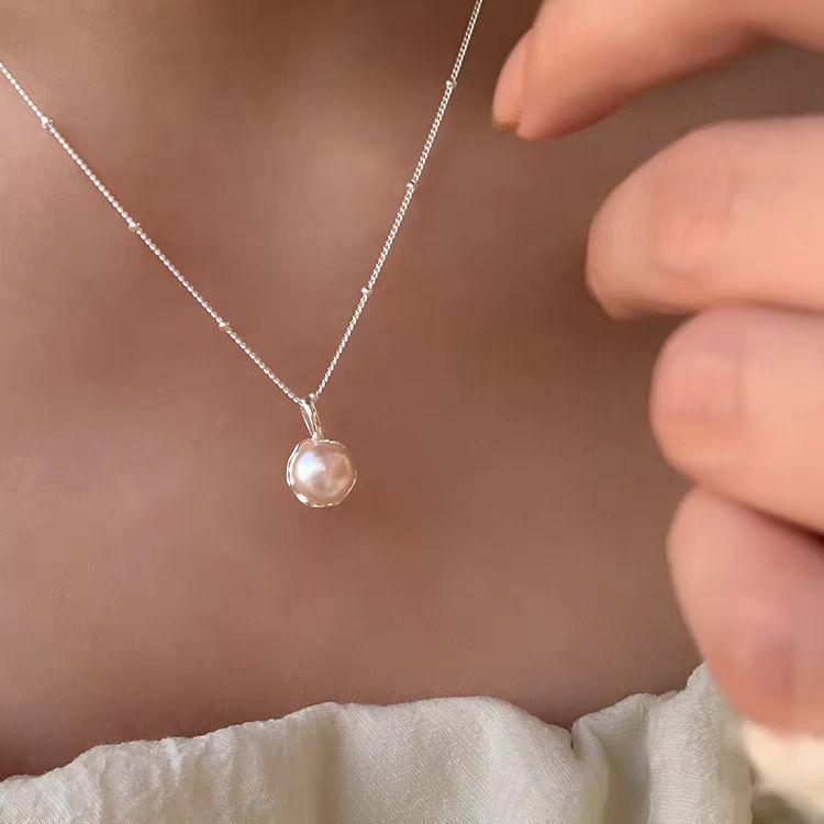 Korean Pearl Necklace: High-End Silver Clavicle Chain with Niche Design, Perfect for Light Luxury and Sweater Pendants.