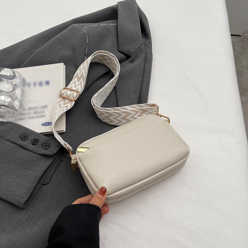 Chic Vegan Crossbody Bag Minimalist & Fashion-Forward PU Shoulder Bag for Women Simple and Versatile Small Square Bag