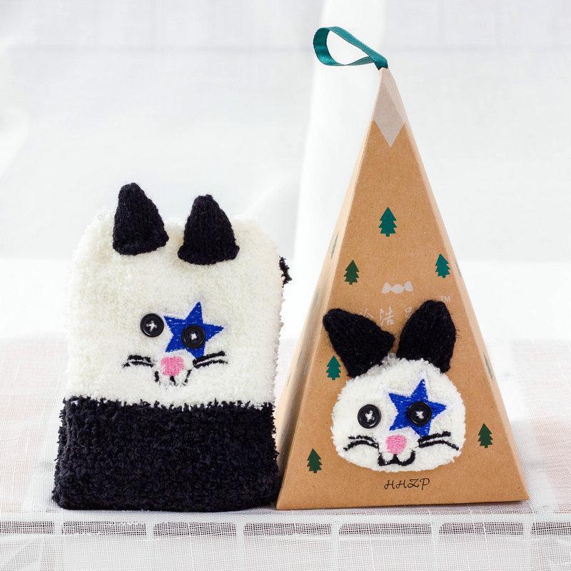 Calcetines Navideños Acogedores de Forro Polar de Coral: Bordado de dibujos animados 3D grueso, Forro polar en la mitad lateral, Ideal para el hogar