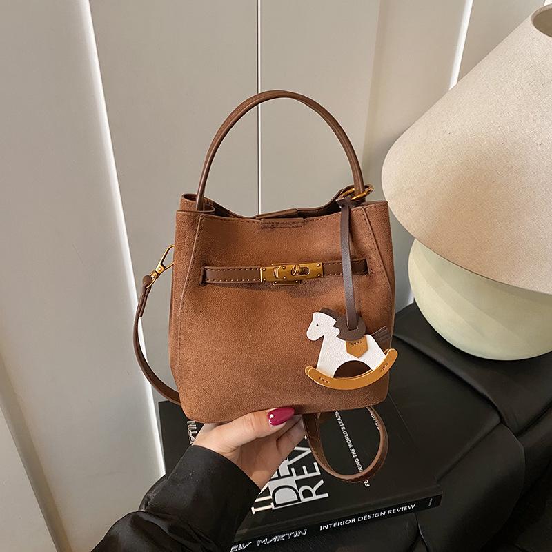 Zamszowa torba typu tote bucket w stylu koreańskim - Damska modna jesienna torba crossbody na ramię z kolorowym blokowaniem 2025