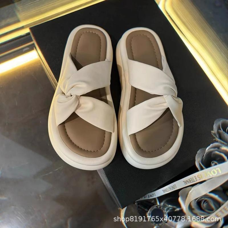 

Крутые шлепанцы на толстой подошве для женской летней носки 2025 новый модный универсальный сказочный стиль с юбкой пляжная обувь на одной перемычке 40 бежевый