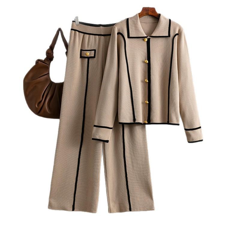 Ein neues Strick-Mode-Set für Damen für Herbst und Winter, bestehend aus einem lässigen Pullover mit Polokragen und einer Hose mit weitem Bein.