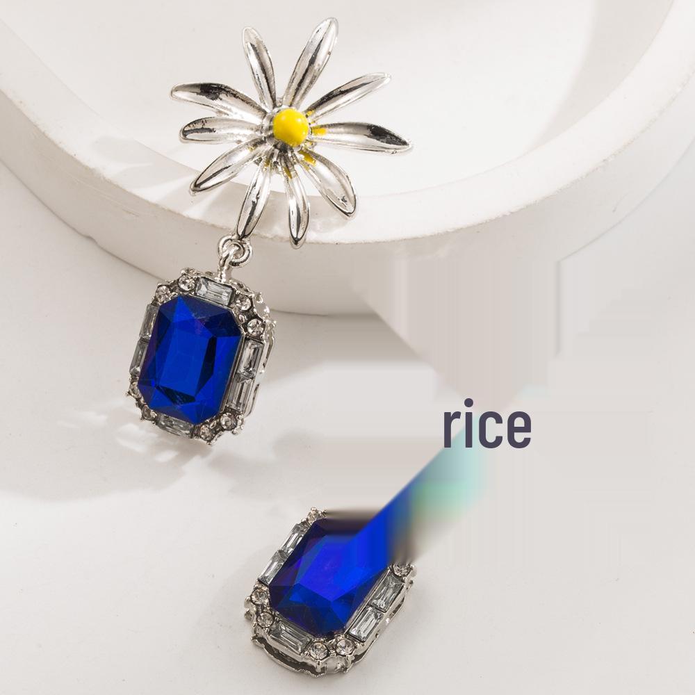 

Геометрические длинные серьги с цветочным узором, стразами и жемчугом: Элегантный и универсальный серебряный