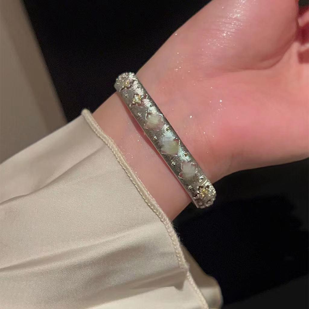 Geometrisches gebürstetes Armband im europäischen Palaststil mit Zirkonia: Retro, Leichter Luxus Hand Schmuck