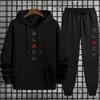 Verttype Herren Hoodie & Jogginghosen Set, Kräftiger vertikaler SCHWARZER Text Rotes Dreieck Grafik, Dickes Fleece Sportanzug für Wochenendentspannung