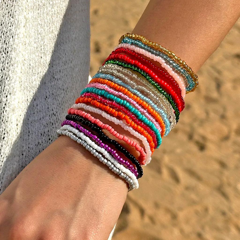 Bohemian stapelbare Perlen-Stretch-Armbänder für Damen Zufällige Farbmischung Elastische Reiskorn-Perlenarmbänder Mädchen Sommer Strand Schmuck