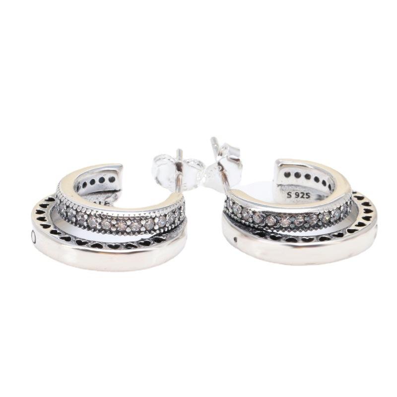 Роскошные и изысканные серьги, модные пусеты с ретро-акцентом. серебряный