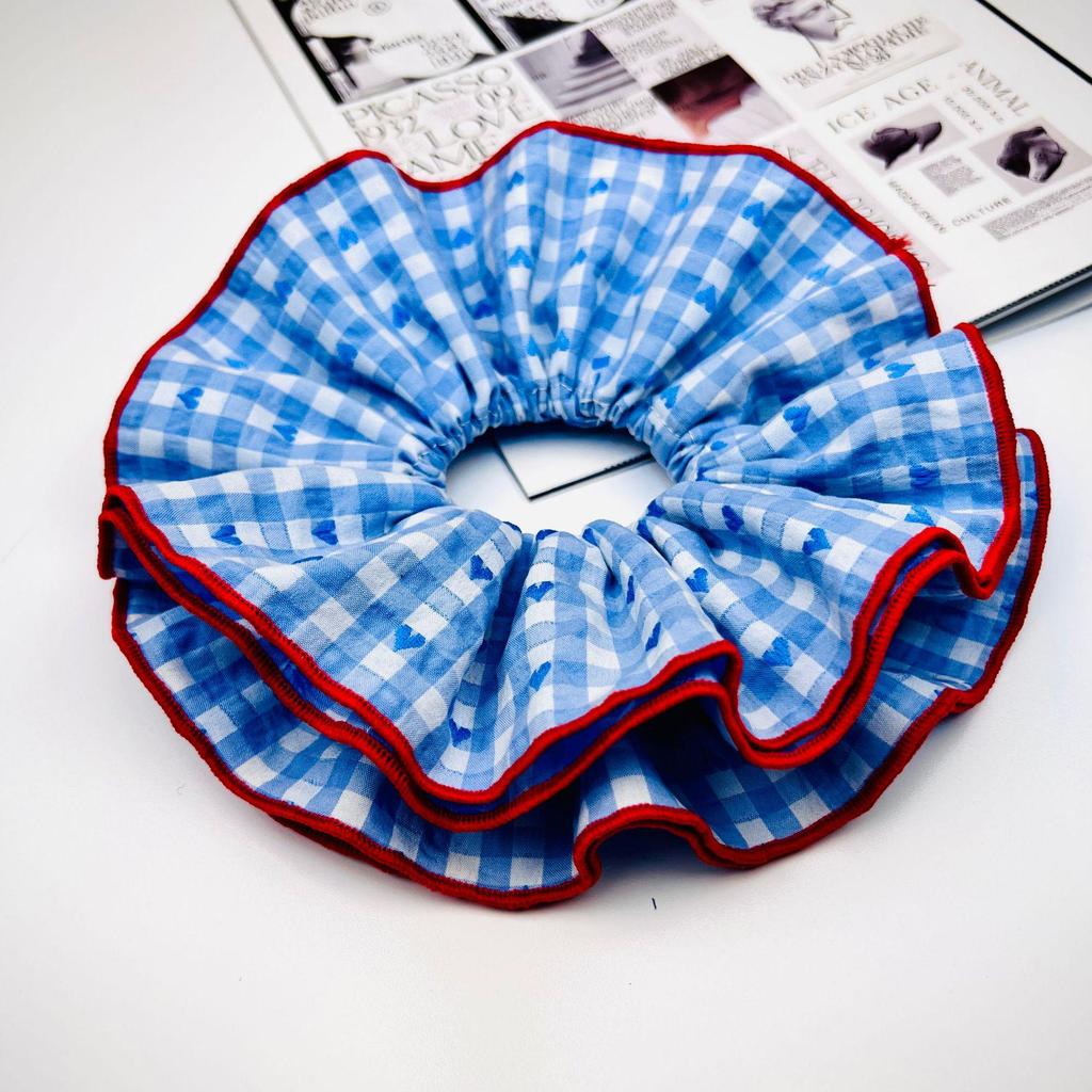 Academy Style Mehrschichtiger Karostoff Scrunchie für Mädchen - Vielseitiges Großes Haaraccessoire