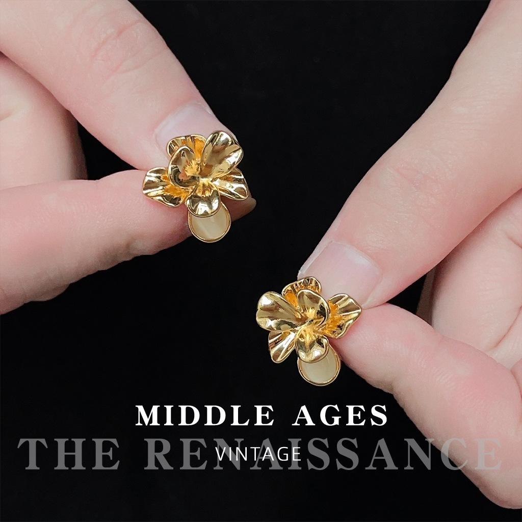 

Medieval French retro opal three-dimensional flower stud earrings, earrings, and ear jewelry.