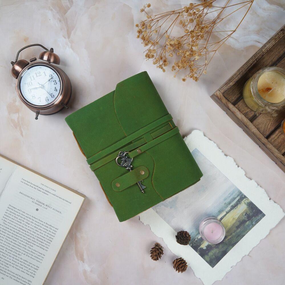 Handgefertigtes, in Leder gebundenes Tagebuch mit Schloss und Schlüssel mit Vintage-Baumwollpapier