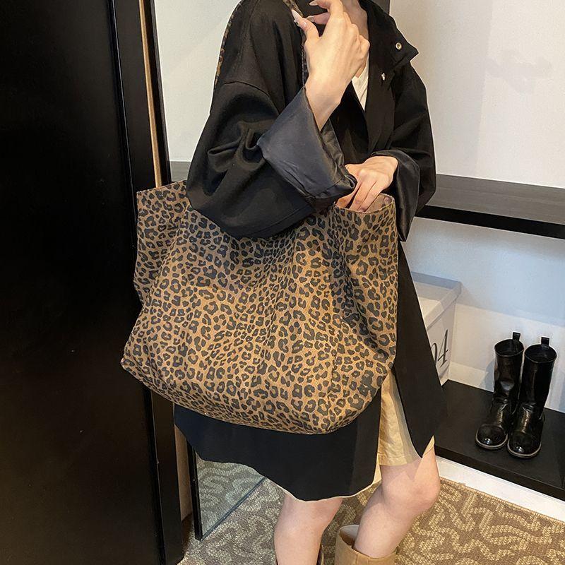 

Niche leopard print canvas bag women s spring and summer new casual lazy wind shoulder bag large-capacity commuter tote bag