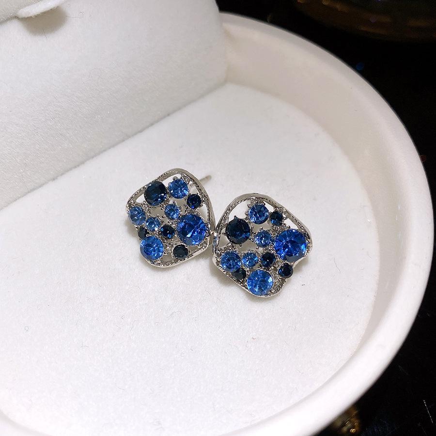 

Silver needle diamond-set rhombus twisted stud earrings personalized exquisite fashion earrings light luxury high sense earrings design sense niche