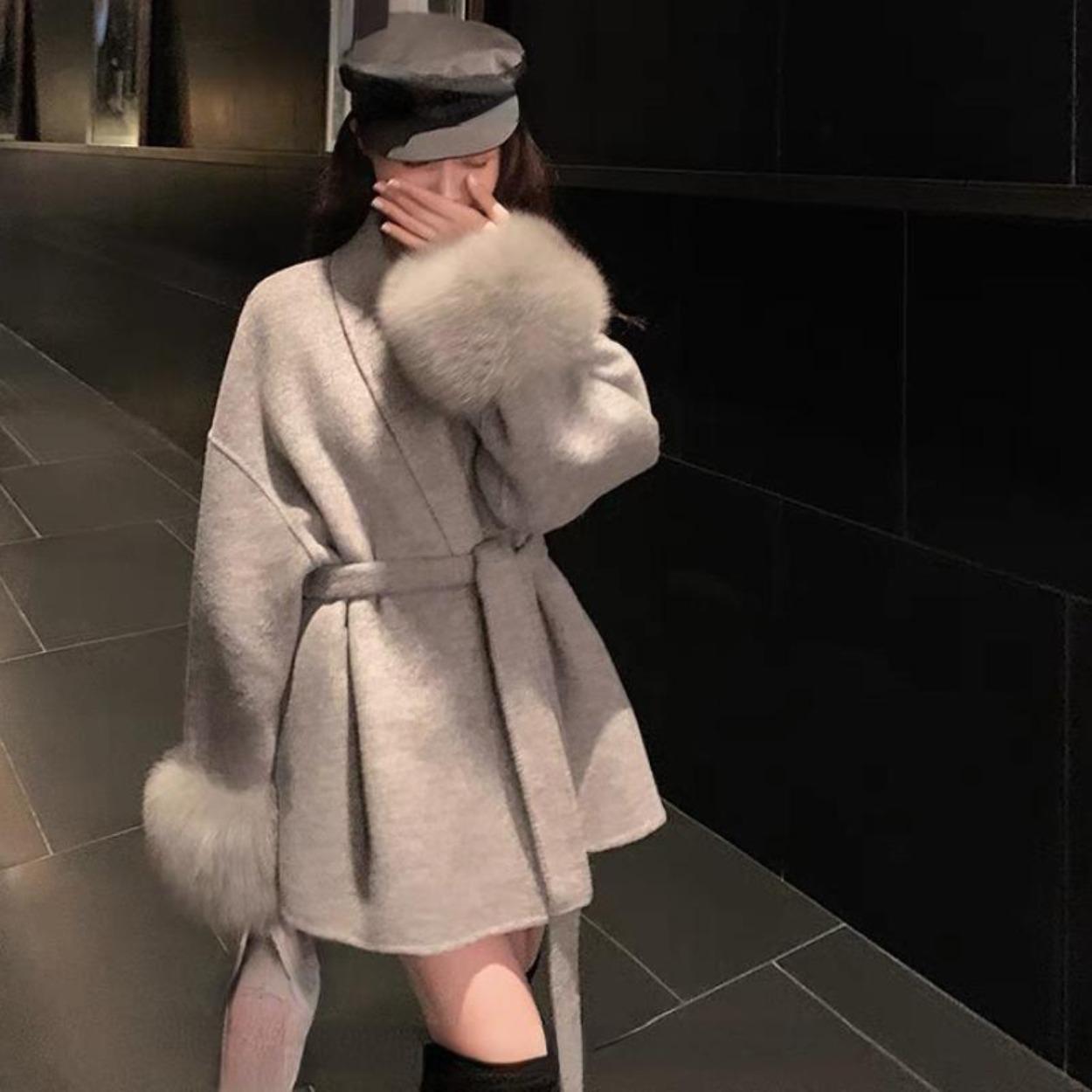 

2024 Новое высококачественное двухстороннее шерстяное пальто с ремешками для женщин со съемными манжетами из меха лисы Темперамент Двусторонняя кашемировая короткая куртка S бежевый