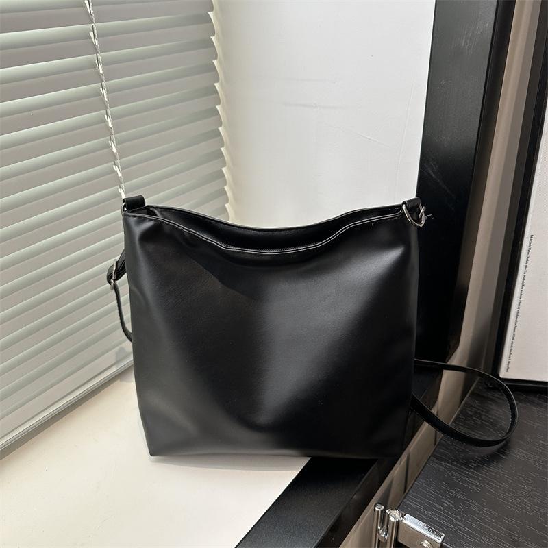 

Корейская версия ins большая вместимость однотонная повседневная маленькая квадратная сумка женская весенняя новая ретро нишевая легкая сумка-мессенджер для шопинга чёрный