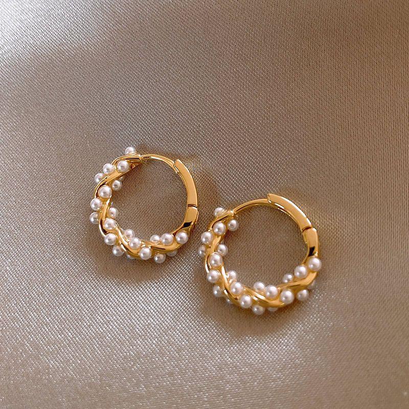 2025 New Arrival Best Selling Accessible Luxury Fancy Pearl Circle Ear Clip Earrings Female Elegant Ear Studs Niche Style Unique Earrings
