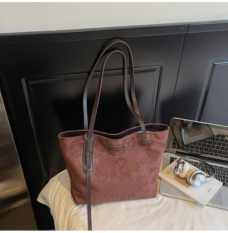 

New autumn and winter commuting versatile large-capacity shoulder women s bag simple retro fashion underarm tote bag
