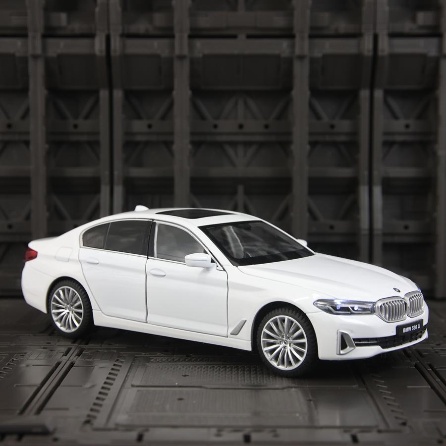 1:24 Simulate BMW 530Li alloy car model with doors, engine hood, and trunk that can open rich in details, finely crafted