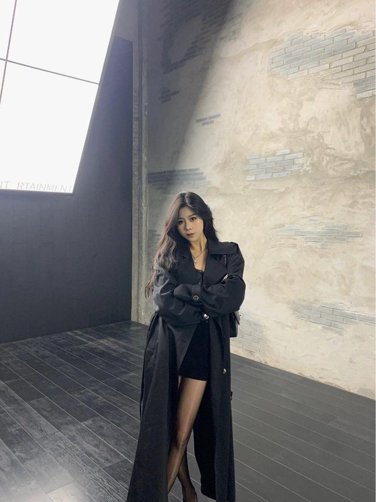 2025 Khaki pařížský trenčkot střední délky: Ležérní elegance inspirovaná Británií