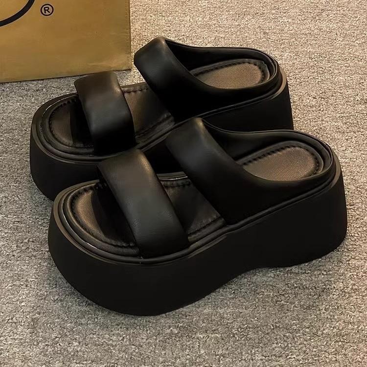 

Summer wear one word thick bottom heightening slippers women s fashion 2025 new Internet celebrity beach leisure super fire sandals 35 чёрный