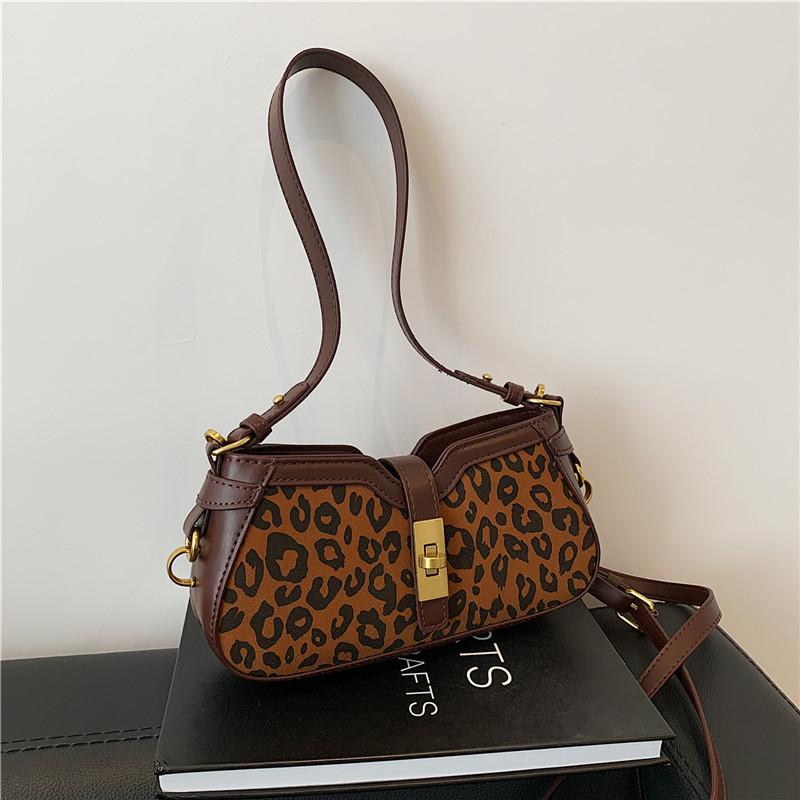This year, the popular retro matte small bag women's 2025 new autumn and winter versatile messenger bag shoulder underarm bag
