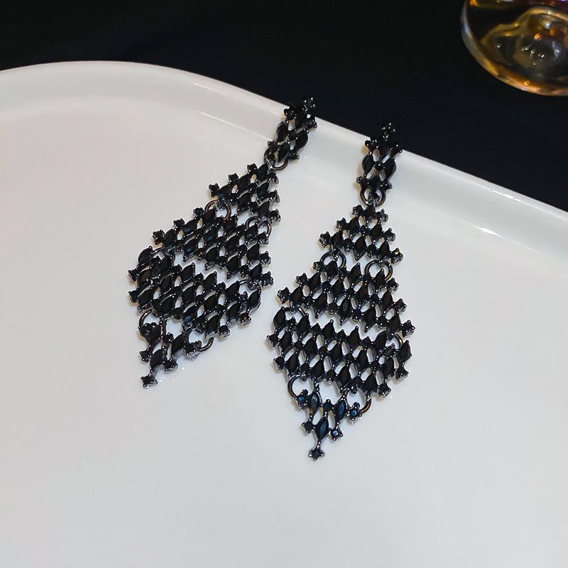 

Преувеличенные ромбовидные черные серьги с бриллиантами Серьги высокого класса в стиле Heavy Industry Модные серьги с темпераментом в стиле легкой роскоши Женские