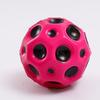 Hüpfball für Kinder, nützlicher Lochball, weicher Hüpfball, Anti-Fall-Mondform, poröses Spielzeug für den Innenbereich, ergonomisches Design