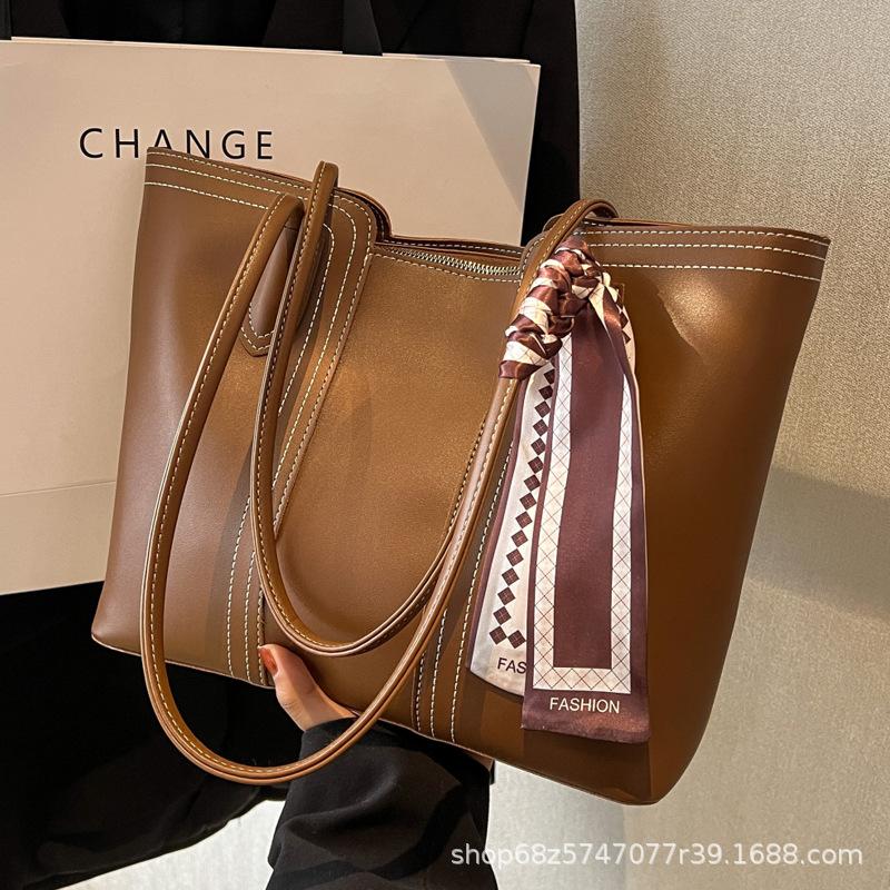 Textured bag women's 2025 new autumn and winter versatile shoulder bag women's popular class commuter tote bag