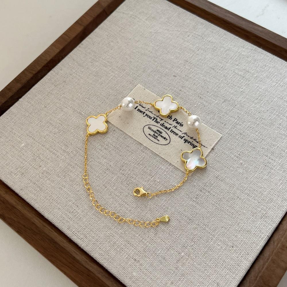 Vierblättriges Kleeblatt Armband, Perlen Armband mit weißer Perlmutt-Einlage, Einfaches leicht luxuriöses Design Armband