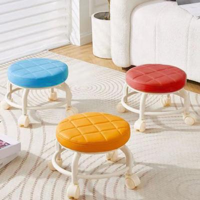 Nízká pojízdná stolička s otočnými kolečky o 360 stupňů, polštář z umělé kůže, válečkové sedadlo, robustní otočná mini židle, sedací stolička