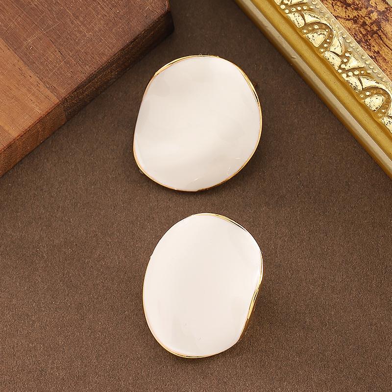

French elegance temperament small fragrance dripping oil irregular wave earrings light luxury high sense super white commuter earrings 18k real gold plating белый