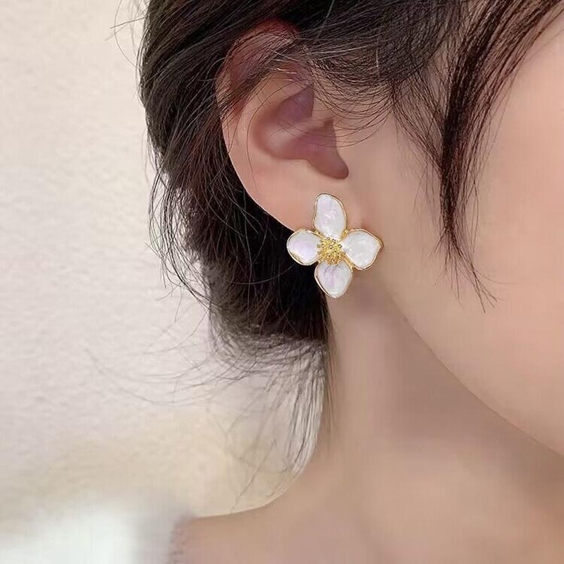 Fashion Korean Women Retro White Flower Earrings Sweet Metal Delicate Stud Earrings for Female Zircon Party Jewelry Accessories