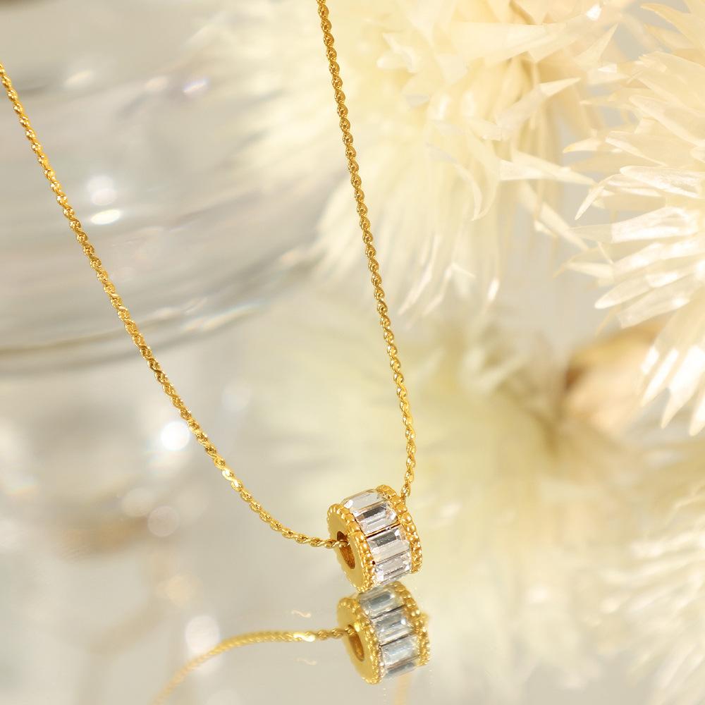 Hot-selling European and American micro-inlaid diamond small waist pendant women's titanium steel collarbone chain jewelry
