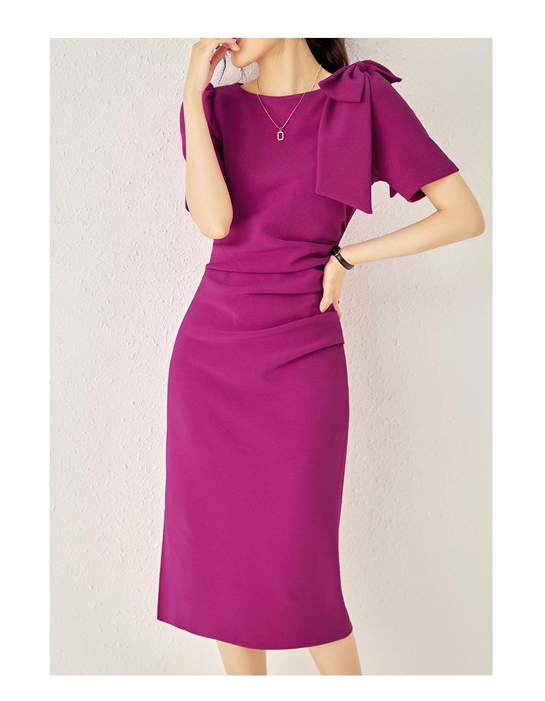 Elegantes Rundhalskleid mit Schleife und Falten