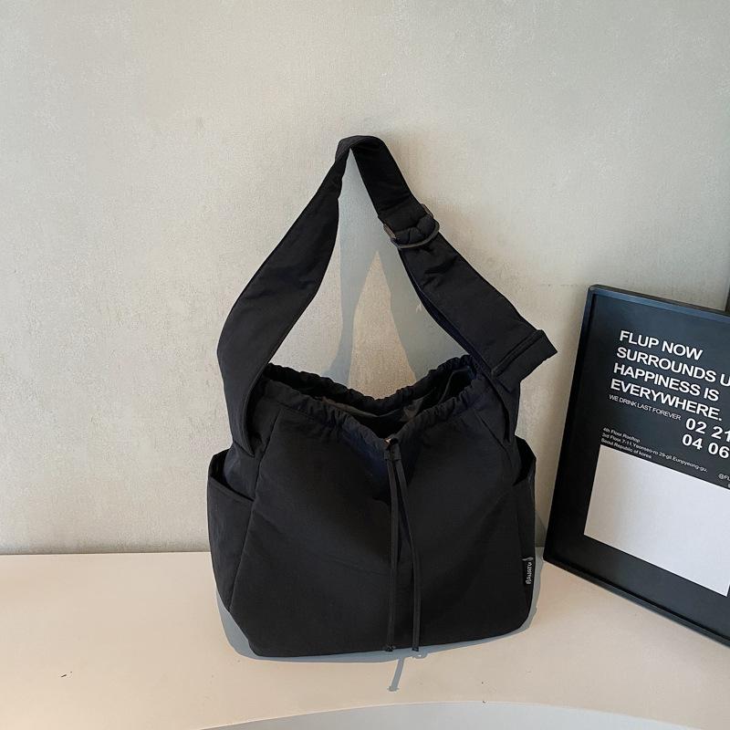 

Japanese Style Lazy Casual Large Capacity Drawstring Crossbody Bag for Women2026New lightweight single-shoulder tote bag commute Extra Large