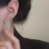 Vielseitige silberfarbene C-förmige Ohrringe für Damen: Schlichtes Nischendesign mit einem coolen Sommerstil