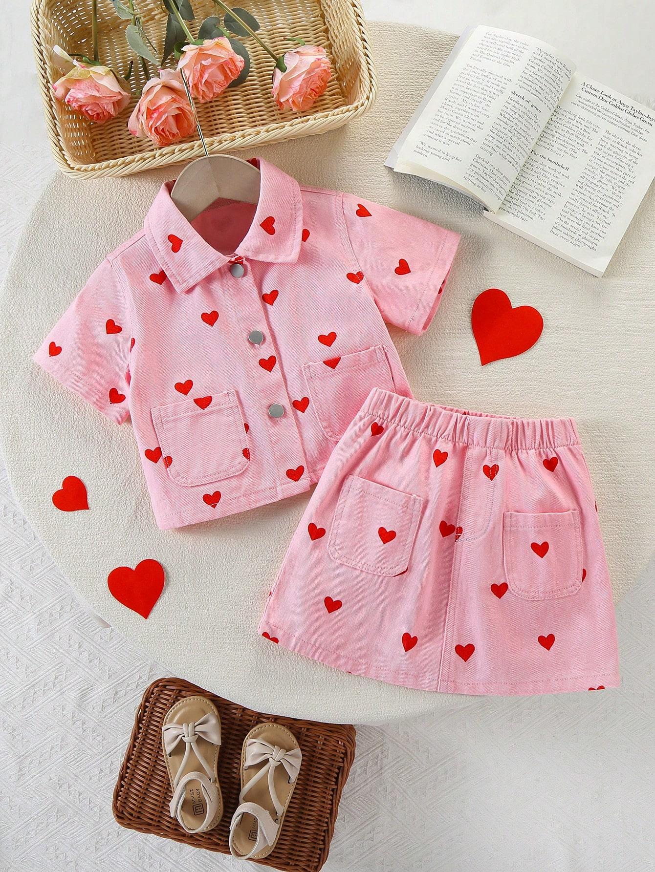 

Two-piece set for girls: a sweet pink heart-print collared short-sleeved top and a cute and stylish short skirt with all-over red heart print. 4Y розовый