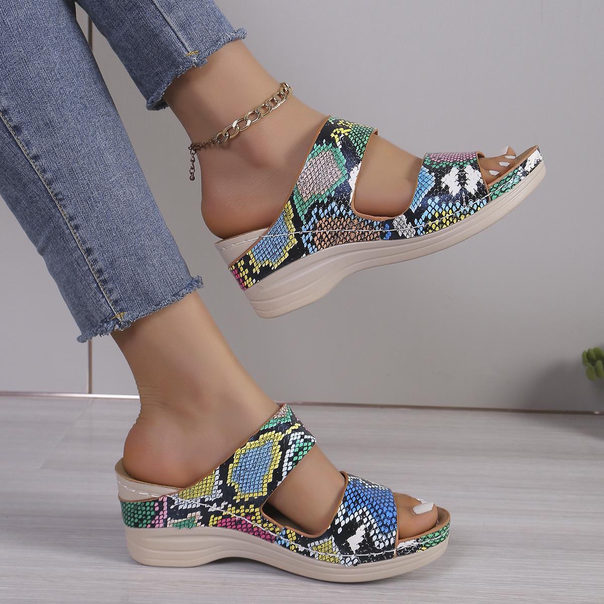 

Большие босоножки на танкетке с цветным узором змеиного цвета, женские, 2024, новые модные тапочки в отпускном стиле 36