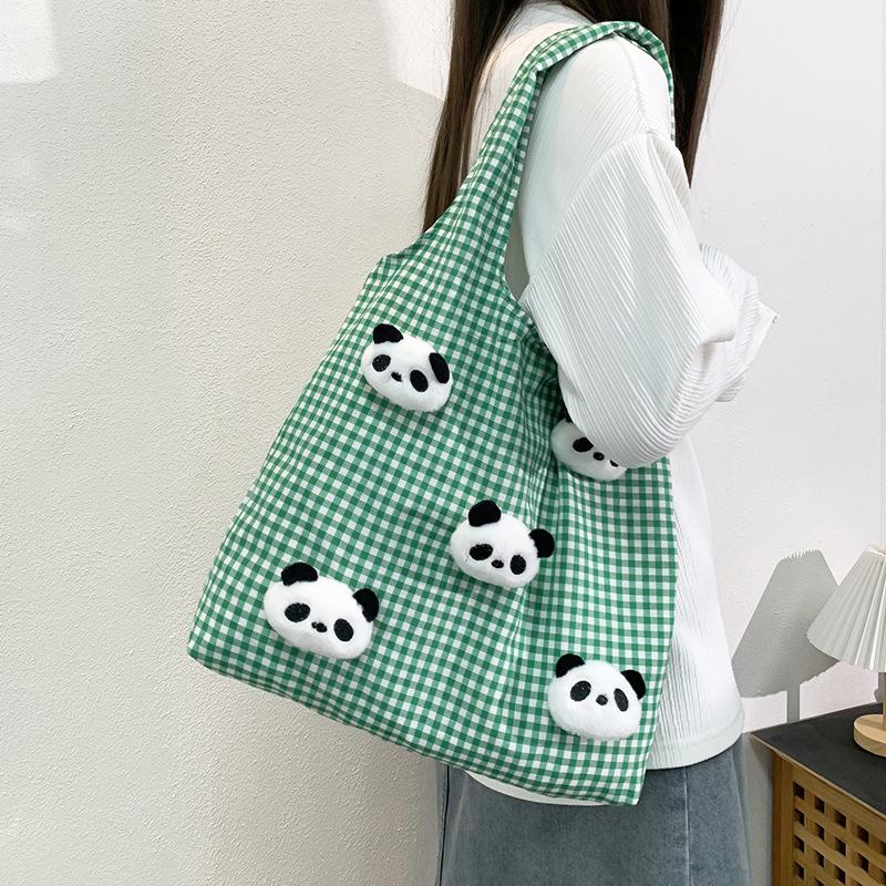Eine Panda-Puppe mit großem Fassungsvermögen, Einkaufsschultertasche im lässigen Stil