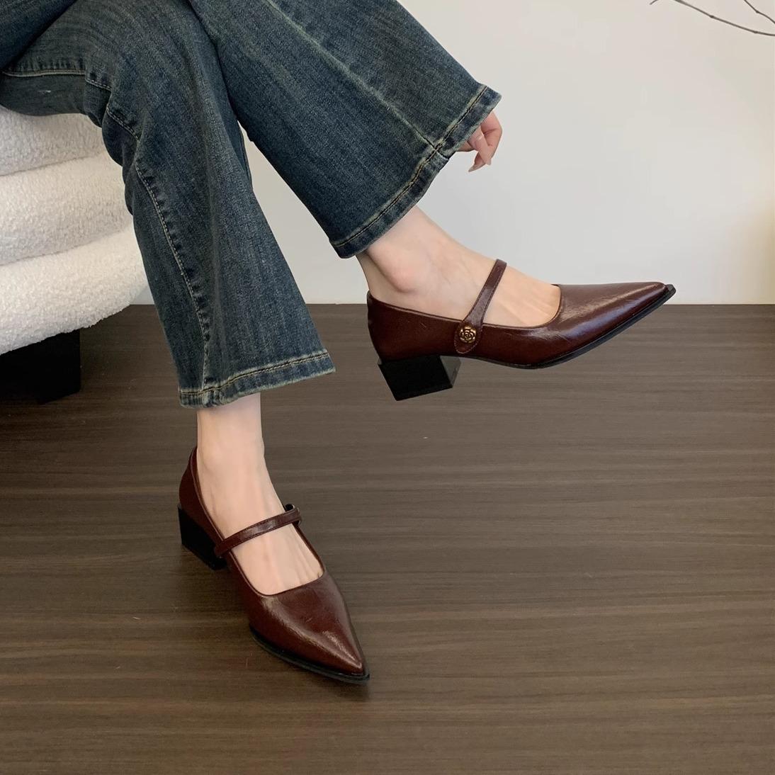 

Pointed head shallow mouth single shoes women s middle heel new retro commuter thick heel Mary Jane small leather shoes 35 чорний