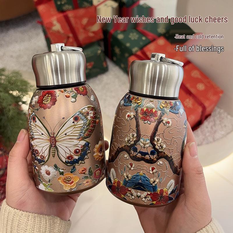 Elegantní retro zlatý motýl páv izolovaný módní hrnek - kreativní dárek pro dámy