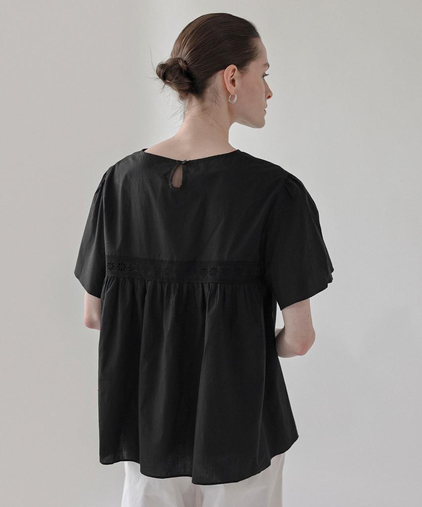 Keullaepeu Lace Peplum Blouse_Black