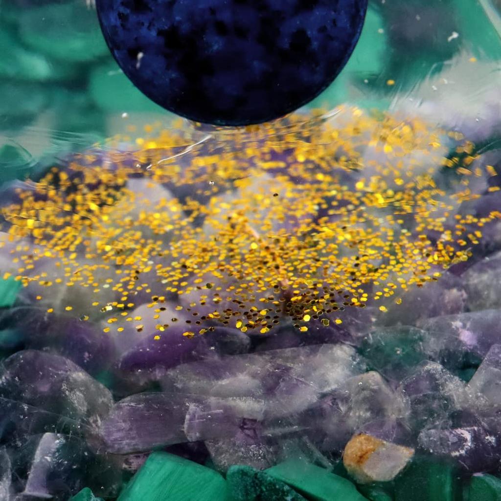 [GOLD STONE] Orgonite Pyramid, Natural Stone Chips, Malachite, Amethyst, Lapis Lazuli, Approx. 5cm Wide, Ornament, Power Stone, Purification