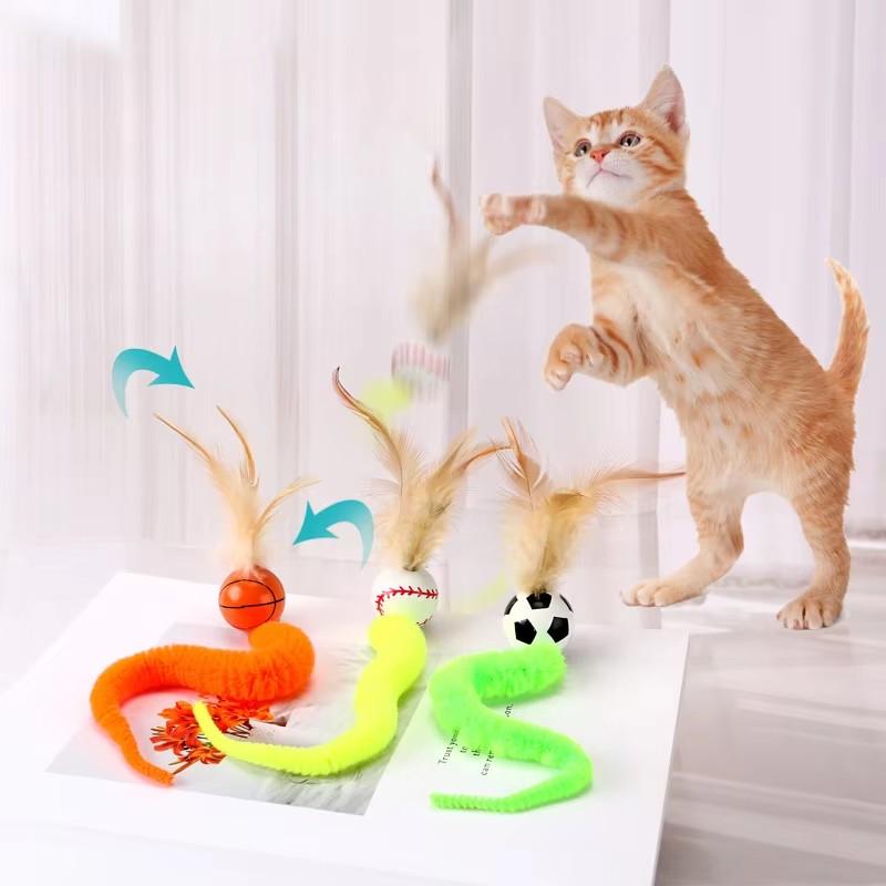 Interaktives Katzenspielzeug: Kitzelball mit bunten Federn, ideal für Katzenliebhaber. Auch als Puzzle-Spielzeug für drinnen geeignet.