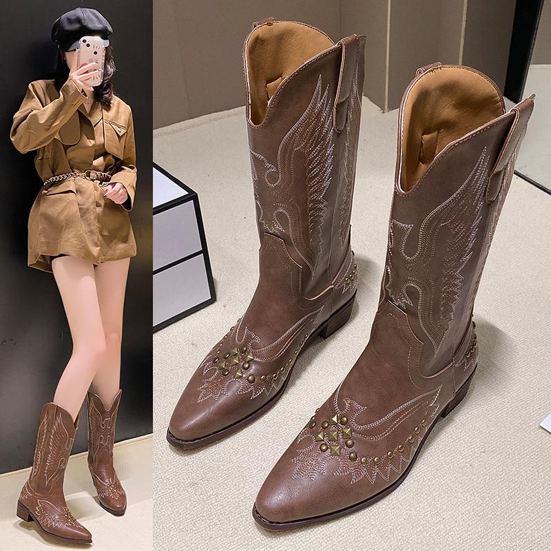

Новые сапоги женские ковбойские вышитые туфли на толстой танкетке с острым носком из тисненой кожи сапоги на каблуке выше колена