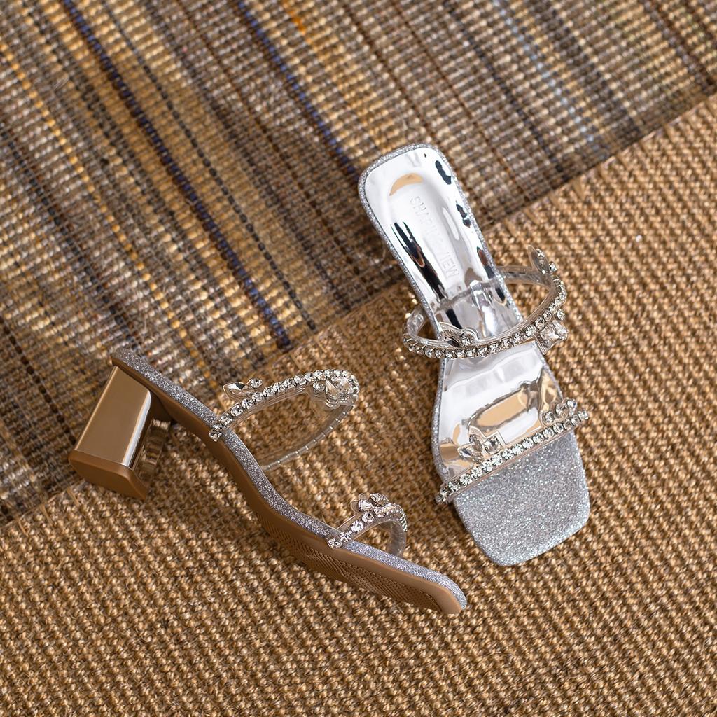 Süße 2025 Sommer neue silberne quadratische Zehen funkelnde Strass High-Heel-Sandalen tragen dicke Absätze coole Slipper Frauen