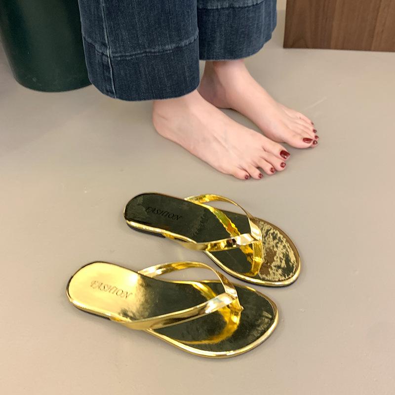 Stylish and simple flip-flops shoes for women's summer wear 2025 new French Xiaoxiangfeng flat-bottomed beach cool slippers