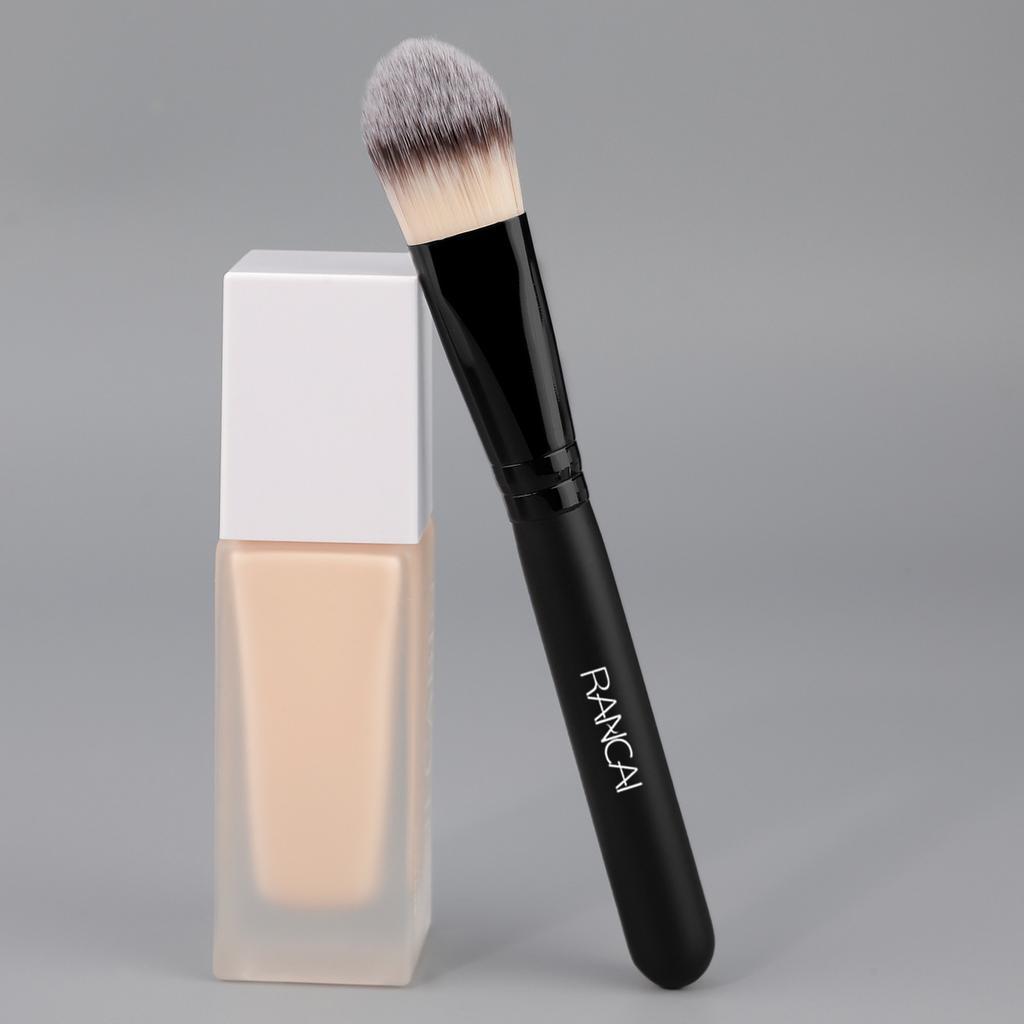The new all-black tongue-shaped flat head foundation brush is suitable for beginners to design non-marking base makeup and apply makeup quickly