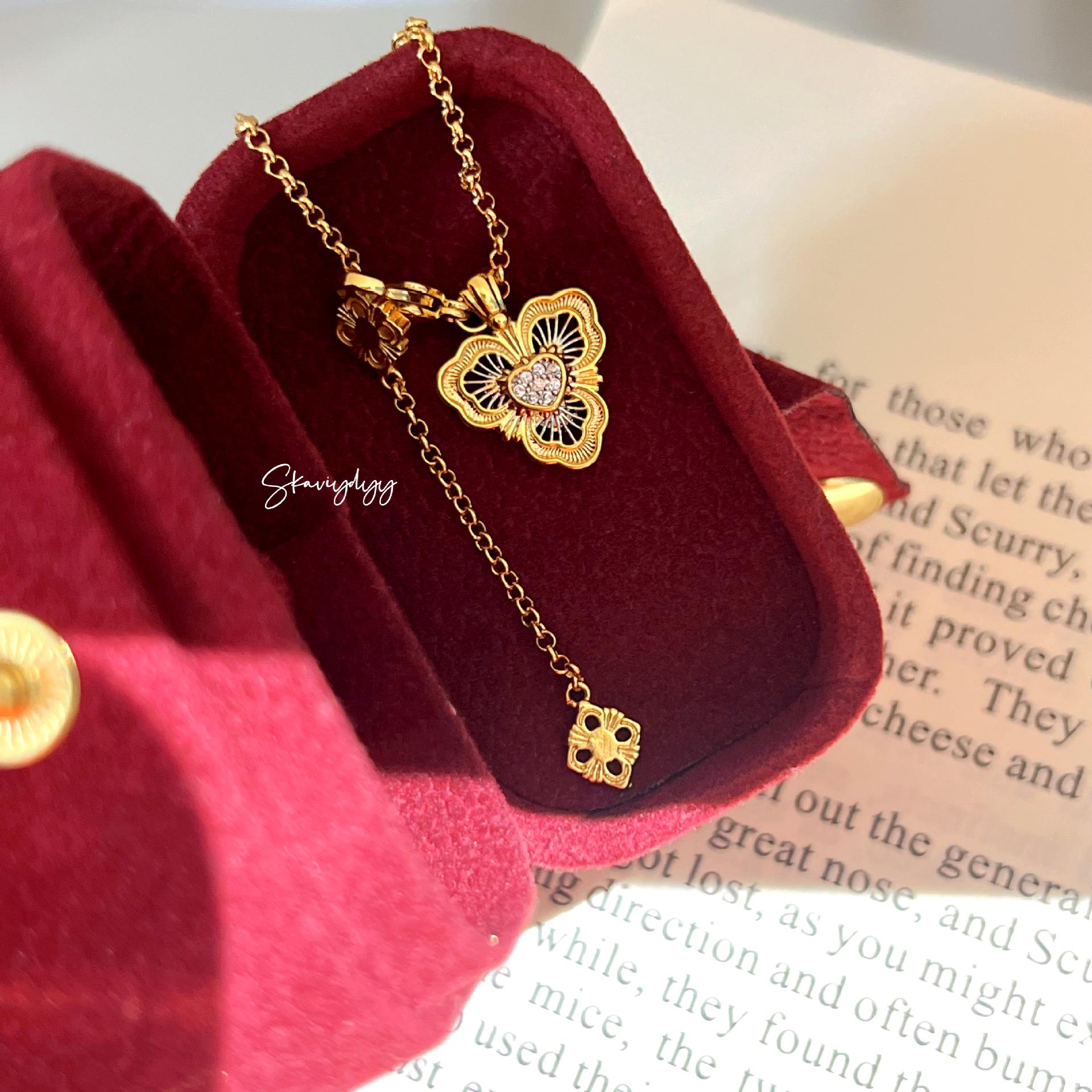 Elegant Italian Court Style Clover Pendant Necklace with Gold Lace and Diamond Inlay.